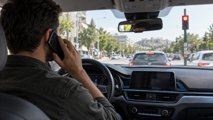 Μιλάς στο κινητό όταν σταματάς στο κόκκινο φανάρι. Επιτρέπεται;